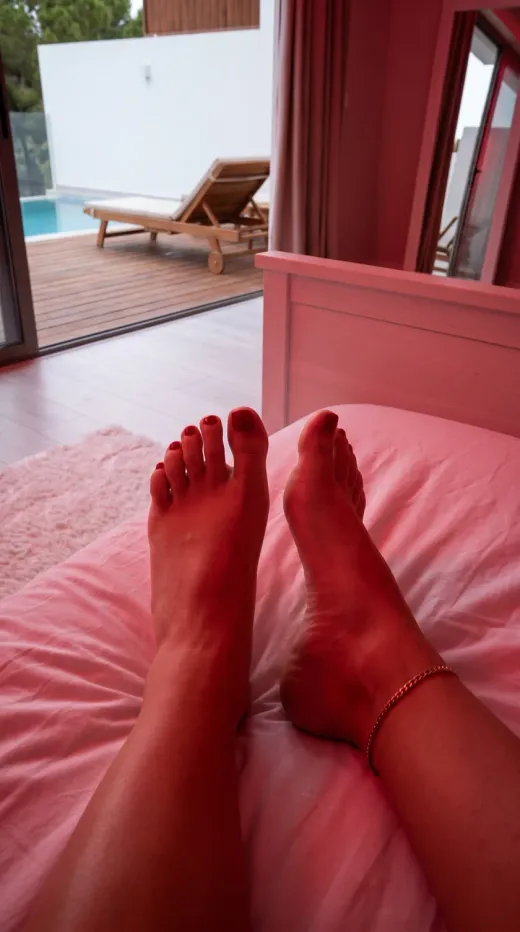 Pieds au premier plan sur le lit, vus de très près